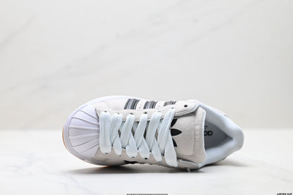 Adidas Originals Superstar Platform Sneakers aus weißem und schwarzem Wildleder