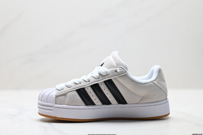 Adidas Originals Superstar Platform Sneakers aus weißem und schwarzem Wildleder